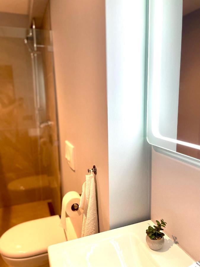 Modern Apartment With Hot Tub In 阿克雷里 外观 照片