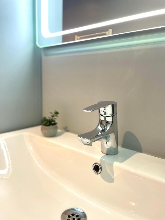 Modern Apartment With Hot Tub In 阿克雷里 外观 照片